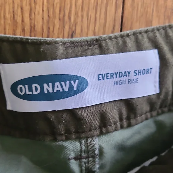 Old Navy Everyday Short High Rise Green Camouflage Shorts Sz 10 - Picture 2 of 4